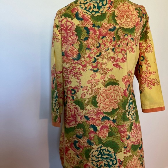 April Cornell small tunic with three fabric buttons and embroidered flowers - Picture 6 of 8